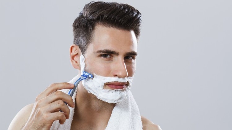 Männer rasieren